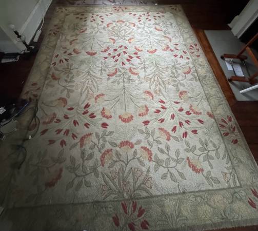 Beautiful Wool Carpet  in excellent condition made in India 1