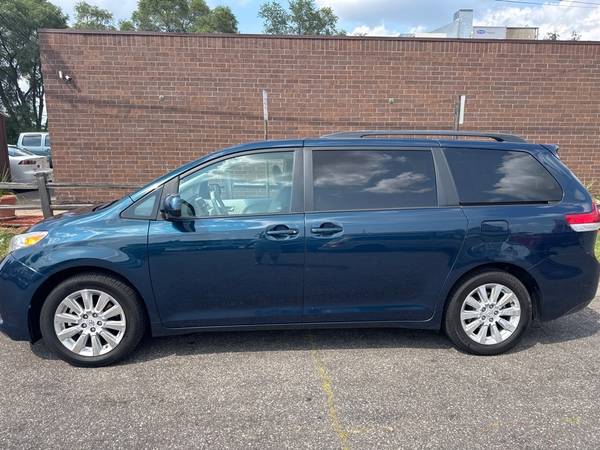 2012 TOYOTA SIENNA XLE AWD 1 OWNER GREAT CARFAX - $7,999 (Columbia Heights)63470067763713122