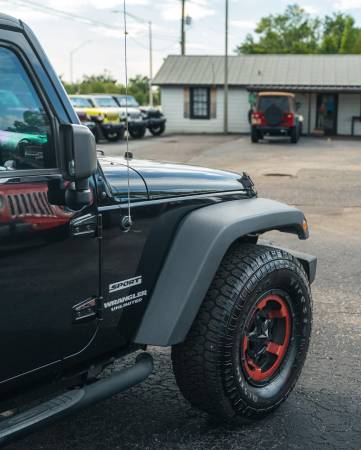 2017 Jeep Wrangler 4 puertas, pocos kilómetros, automático, con equipo, limpio, financiamos, ¡sin cargos de concesionario! - $22,750 (Riverview, FL (justo fuera de Tampa: tenemos más de 100 Jeep))63443361829633123