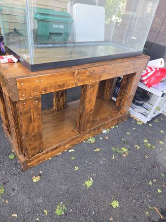 Acuario en perfecto estado de 75 galones con soporte sólido, $200 (Lynn)63414648386177121