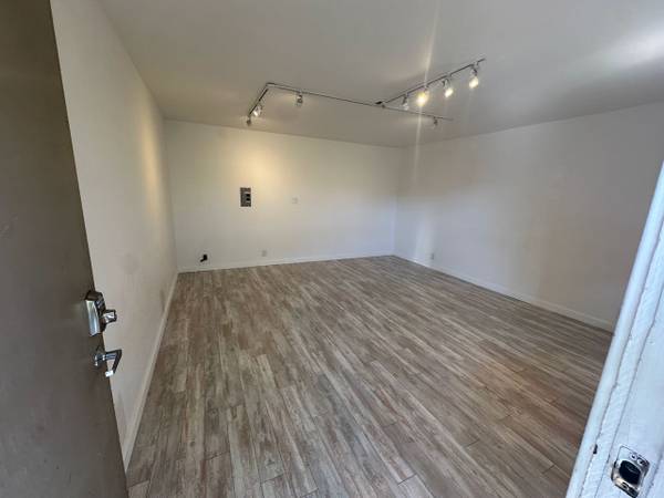 $650 / 265ft2 - Espacio industrial flexible/oficina/almacén económico para pequeñas empresas y aficionados (san rafael)63834317860737120