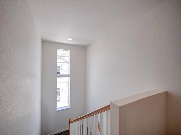 $950 / 3br - Townhouse Short or Long-term Rent Reduction Possible (Banning Lewis Ranch)63686975543683123