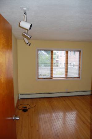 $1,200 / 3br - 16000ft2 - Roommate/s wanted (Tufts/Hillside)63620245315459124