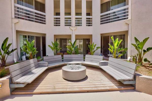 $3,501 / 2hab - 988ft2 - Centro de fitness, salón residencial con Wi-Fi gratis, estacionamiento para visitantes (600 S Curson St, Los Angeles, CA)63857734202113122