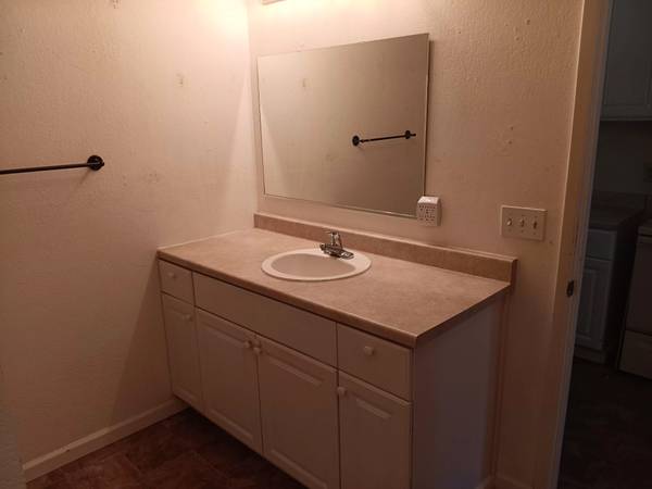 $1,250 / 400ft2 - Lovely Studio Cottage in Placerville   (Pleasant Valley Road) (Placerville)64043839381763124