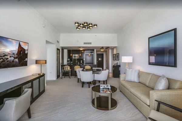 $2,259 / 1hab - 1002ft2 - Intensivo sofá grande y sofisticado frente a la playa 1/1-5 ubicación privilegiada (4401 Collins Ave #2804, Miami Beach, FL 33140)63825135831553124