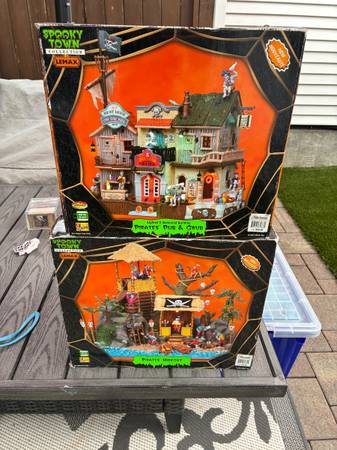 New Lemax Spooky Town Pirates Pub and Grub + Hideout 1