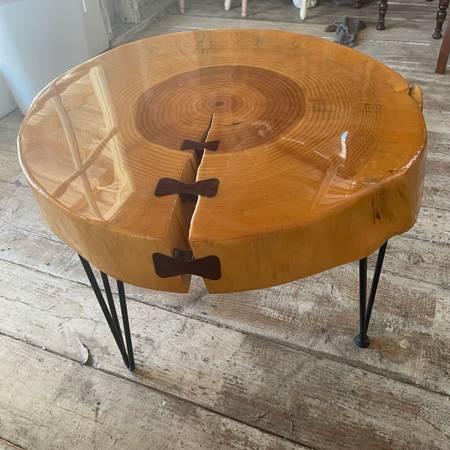 Round live edge pine table 1