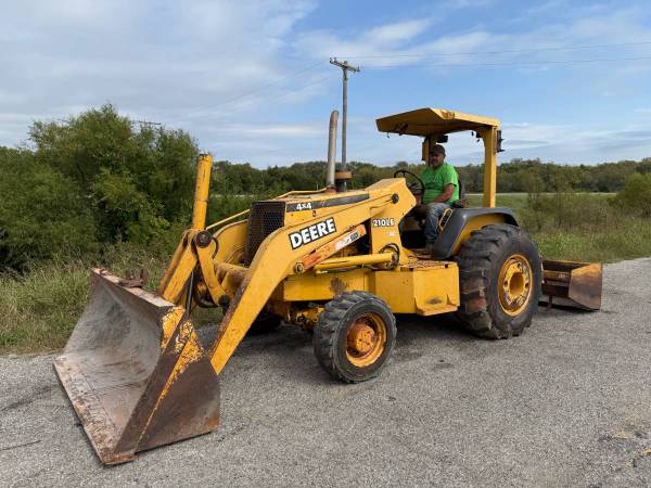 John Deere 210 LE 4x4 Tractor with Loader qand Box Blade 1