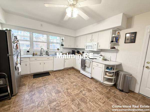 $4,000 / 2br - Gorgeous 2 bed 1.5 bath in Southie w/ parking included!! (South Boston)63802096991361123