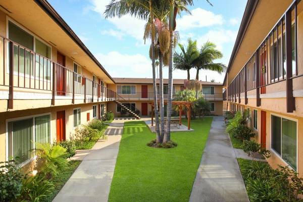$2,515 / 2br - 1000ft2 - Two community courtyards, Serene setting, BBQ grills (Located in Ventura’s charming “Mid-Town” neighborhood.)63668253516419124