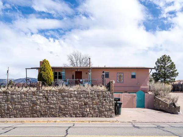 $3,775 / 4br - 2400ft2 - 4 bed | 4 bath | large fenced yard | furnished | utilities included (Santa Fe)63659815090691124