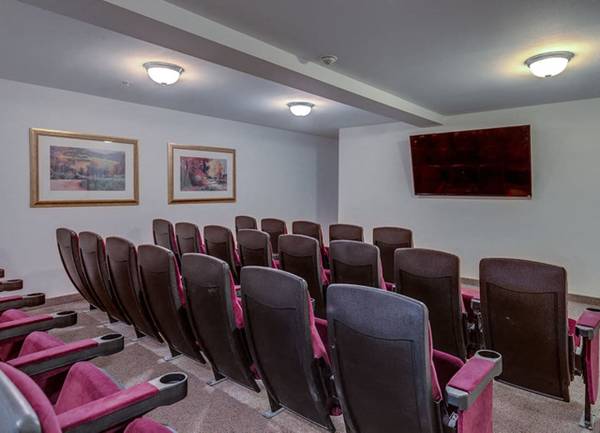 $1,925 / 2br - Microondas, Personal Profesional en el Lugar, Salón (149 South 140th Street, Burien, WA)63659517012995121