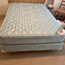 TWIN MATTRESS AND BOXSPRING LIKE NEW!!! 1