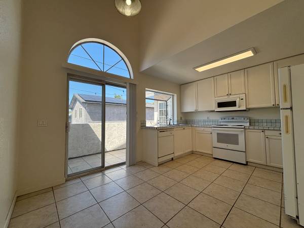 $5,390 / 3br - 1100ft2 - $5390 3br/2bth, 2 car garage, walk to PB and all the restaurants! (San Diego)63933115423747122