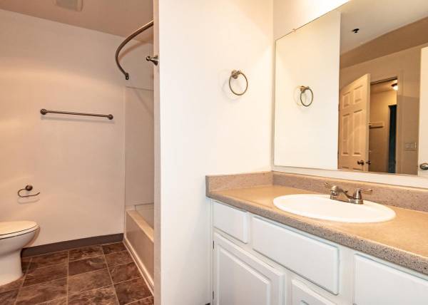 $1,431 / 1br - 776ft2 - Ideal 1 BR/1 BA with Package Services, Close to Shopping & Restaur (Troutdale)63831771364483123