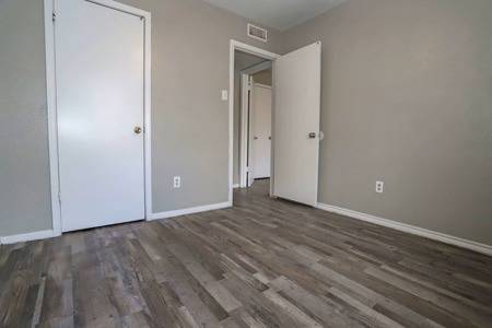$1,550 / 2br - 965ft2 - Mantenimiento en el lugar, Instalaciones de lavandería, Área de juegos (5875 Mountain Valley Ln, Dallas, TX)63846410292097123