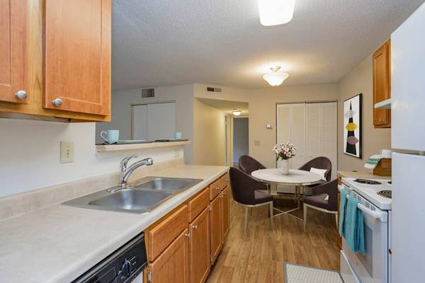 $1.429 / 2hb - 918 pies cuadrados - ¡Cada día es un viaje: comienza y termina el tuyo en el hogar perfecto! (Hendersonville)63673250754307123