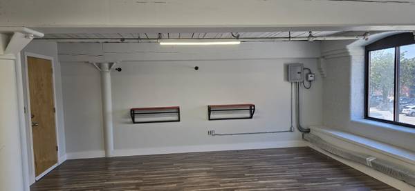 $950 / 700ft2 - Artists/Makers--Large Studio with Sink (Lawrence)63996548996098122