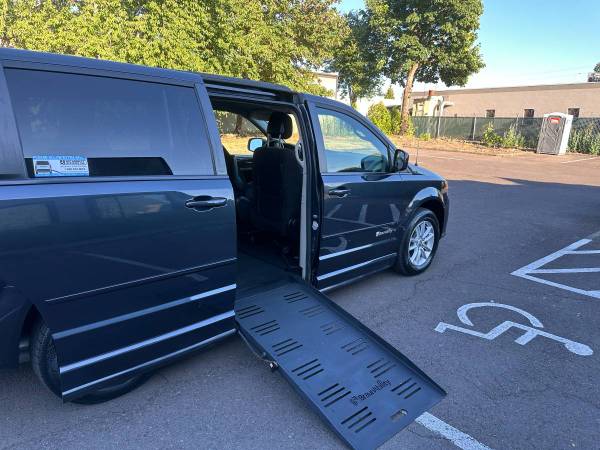 2014 Dodge Grand Caravan SXT VEHÍCULO PARA SILLA DE RUEDAS – MUY LIMPIO / RAMPA ELÉCTRICA - $26,995 (Vehículo para silla de ruedas en Beaverton)63441466127619124