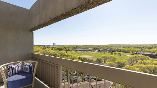 $1,400 / 2br - 843ft2 - Air Conditioning, in Saint Paul MN, 2/BD 1/BA (170 Ruth Street North, Saint Paul, MN)63868814214787122