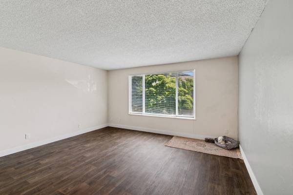 $1,349 / 2br - 862ft2 - Carpeting, Pool, Disposal, Refrigerator (Sheldon/Coburg Rd.)63977276475907120