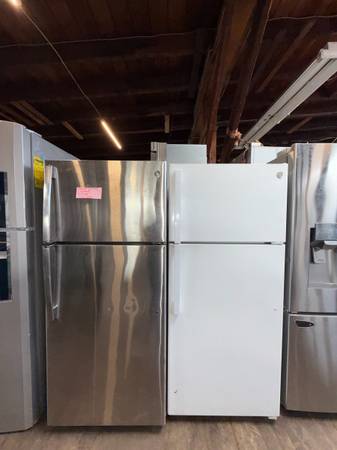GE 17.5 Cu. Ft. Top-Freezer Refrigerator - Model GTS18HGNRWW 1