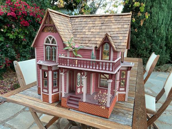 Victorian-style Doll House made by hand 1