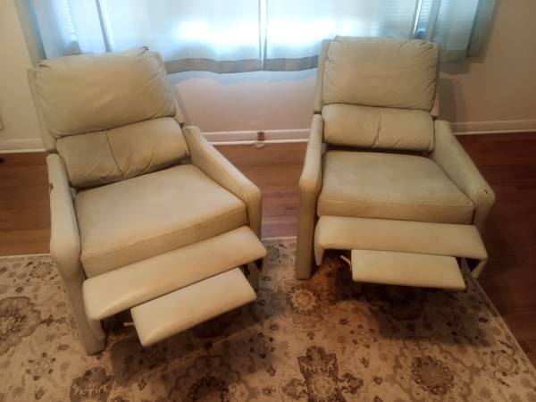 Dos sillones reclinables verdes de cuero Bradington & Young, con algo de pérdida de cuero - $60 (Ariton)63442186863235121