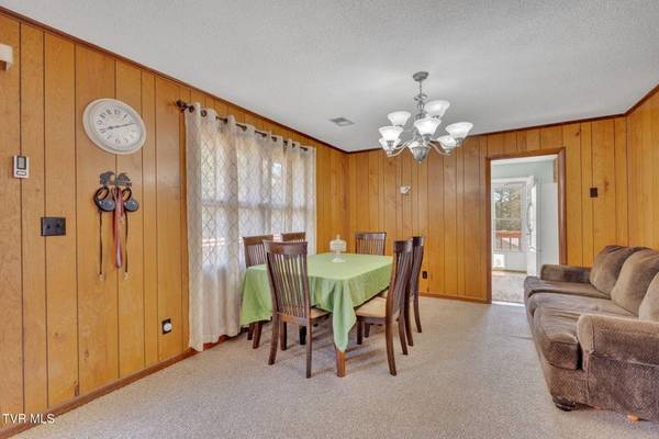 $350,000 / 5br - 2571ft2 - Lots of living Space Available in this 2-level Brick Home! (Johnson City)64290493339137121