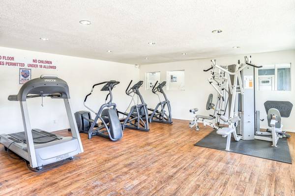 $1.630 / 2 hab - 875 pies² - ¡Disfruta de acceso a piscinas, spa y gimnasio con este apartamento de 2x2! (Sacramento)63228481700609124