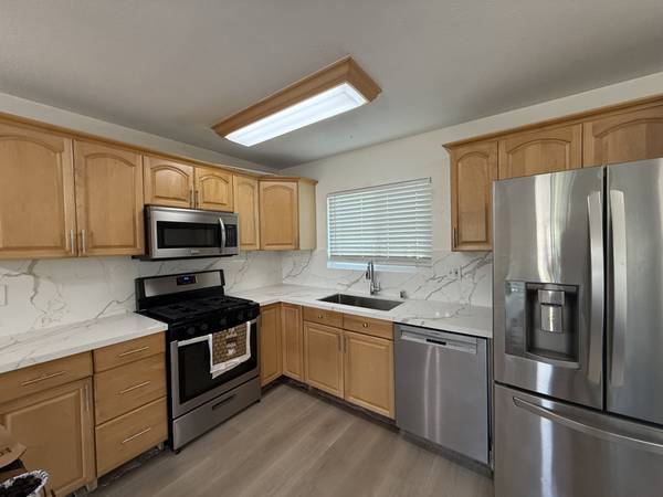 $3100.00 / 2br - 1000ft2 - Newly remodelled Tri level Townhome near the beach63865481590273122