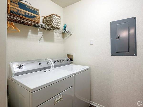 $1,650 / 3br - 1150ft2 - Playground, Convenient Location, Indoor Hot Tub, Walk In Closets63671024672771123