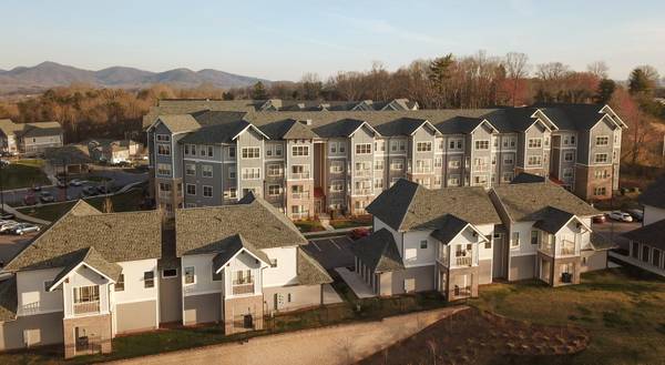 $2,049 / 3br - 1354ft2 - Amazing Specials going on now! 3 bedroom with sunroom (Asheville)64029209671042120