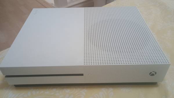 Xbox One console (for parts) 1