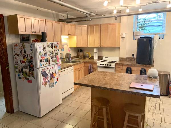 $895 / 700ft2 - Spacious Updated Garden Level Studio in Great Uptown Location (Lowry Hill- Uptown Minneapolis)63868816168451122