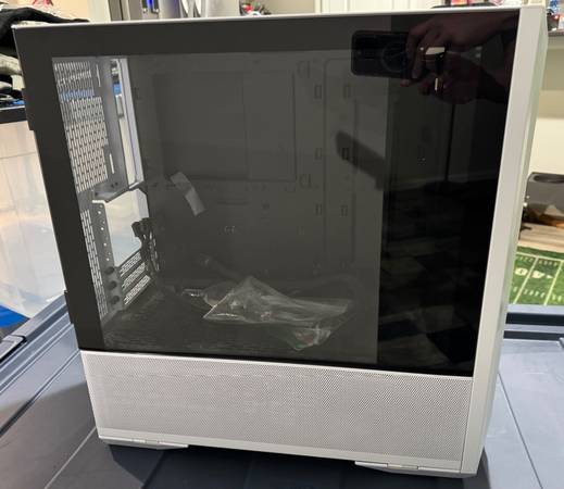 Carcasa para computadora Lian Li con fuente de alimentación - $50 (Tumwater)63471370318851123