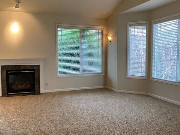 $1,600 / 1br - 887ft2 - Resort style lagoon pool with spa and surrounding sun deck (Kennewick)63803219350657122