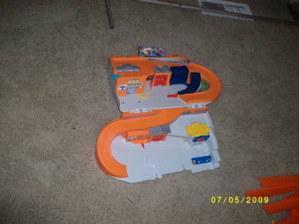 ***********  HOT WHEEL  GARAGE  W/ TRACKS******** 1