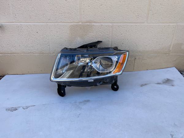 Jeep Grand Cherokee Headlight 2016 - 2021 1
