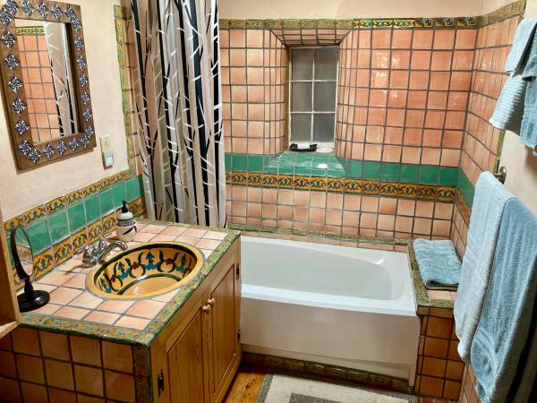 $3,100 / 3br - Three bedroom two bath home between November 1 May 31, min 4 mos (Taos)63806144518019122