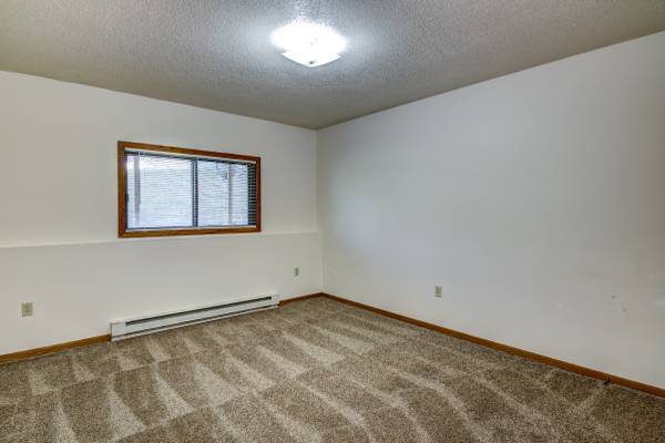 $995 / 3br - 1125ft2 - 🏡 3BR / 2BA Townhouse w/ 2-Car Garage – Menomonie WI | $995/mo | Pet (Menomonie, WI)63845959902849124