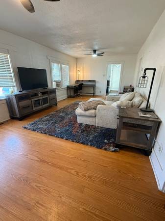 $2,300 / 2br - 921ft2 - Charming Farmhouse for Rent on 5-Acre Working Ranch!63920602151298120