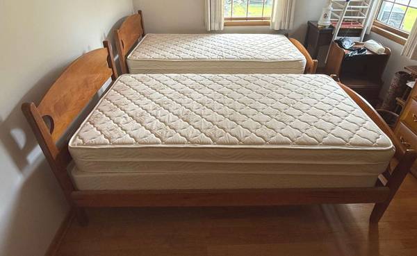 Twin Twin Beds (w/ Mattresses!) 1