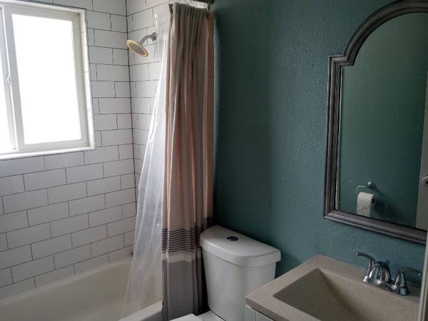 $1100.00 / 2br - 810ft2 - 4050 Airport Rd. Unit #463658264048641123