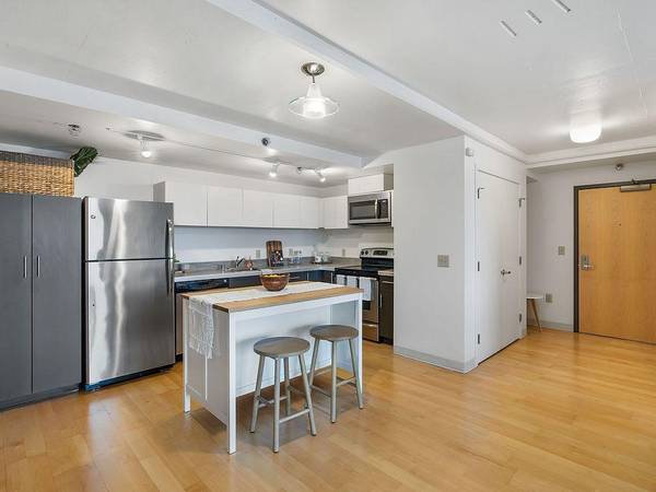 $2,295 / 1br - 560ft2 - Garage Parking, Pantry*, Within a Block of Both UW and The Ave. (U-District)63884887116803122