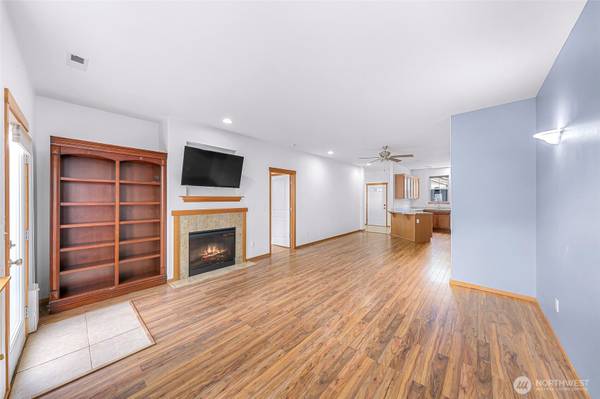 $649,900 / 4br - 2390ft2 - Vida Flexible en Casa con Dos Dormitorios Principales (Burlington)64213543789059124