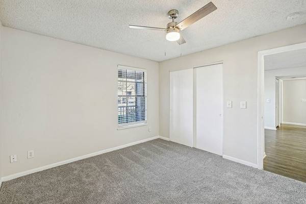 $1,305 / 1br - 700ft2 - Community Pool, Walk In Closets, On-site Maintenance (26675 Players Cir, Lutz, FL)63976136188546122