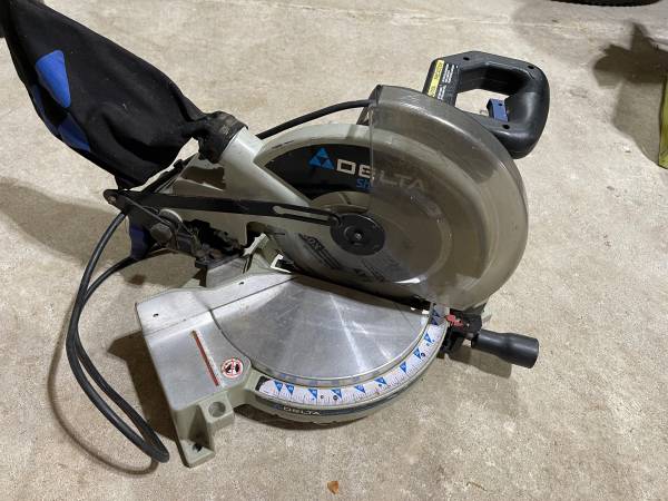 Delta 10” Compound Mitre saw with blade 1
