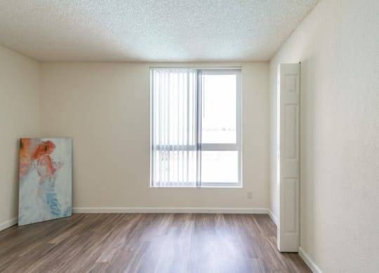 $2,740 / 700ft2 - Sala Wi-Fi, Aire Acondicionado, Estacionamiento Cubierto (3767 Clarington Ave, Los Ángeles, CA)63818782802435121